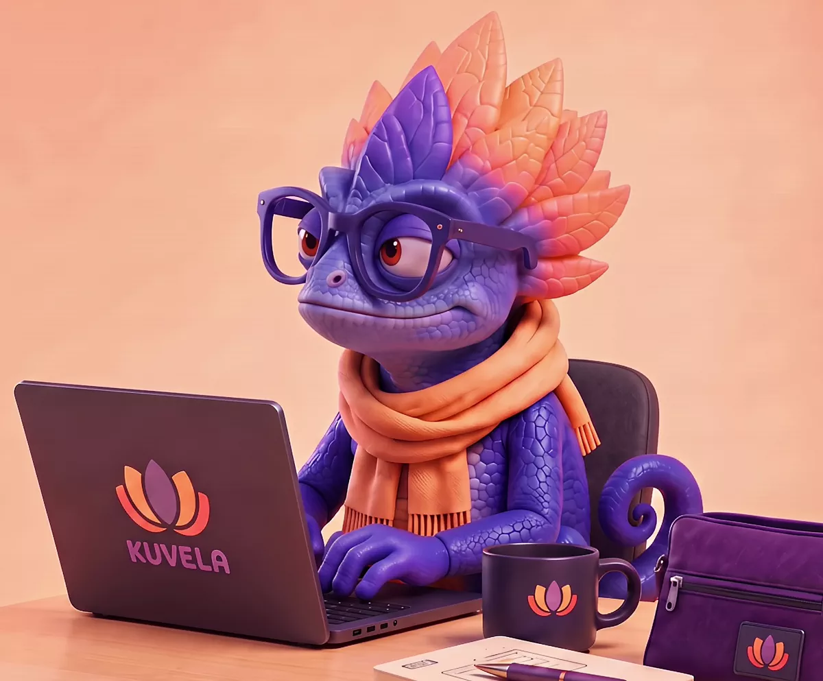 Vela, de kameleon van Kuvela, werkt aan een laptop met het Kuvela-logo erop.